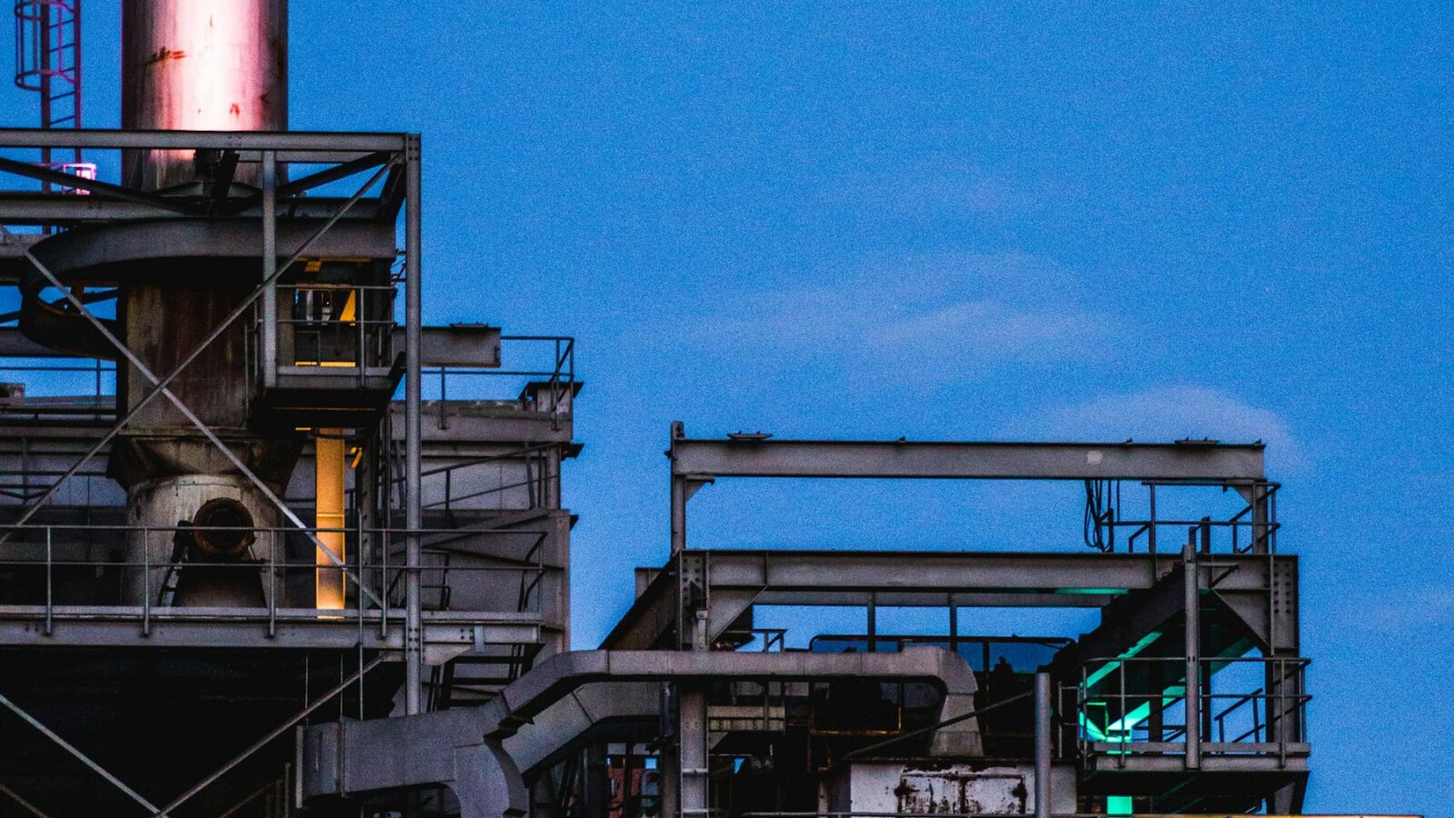 Impianto industriale all’imbrunire